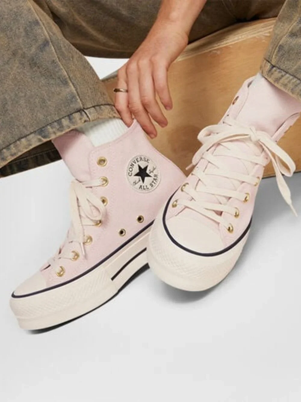 Converse Women’s Chuck Taylor All Star Lift Platform Suede Shoes A13823C Size 10